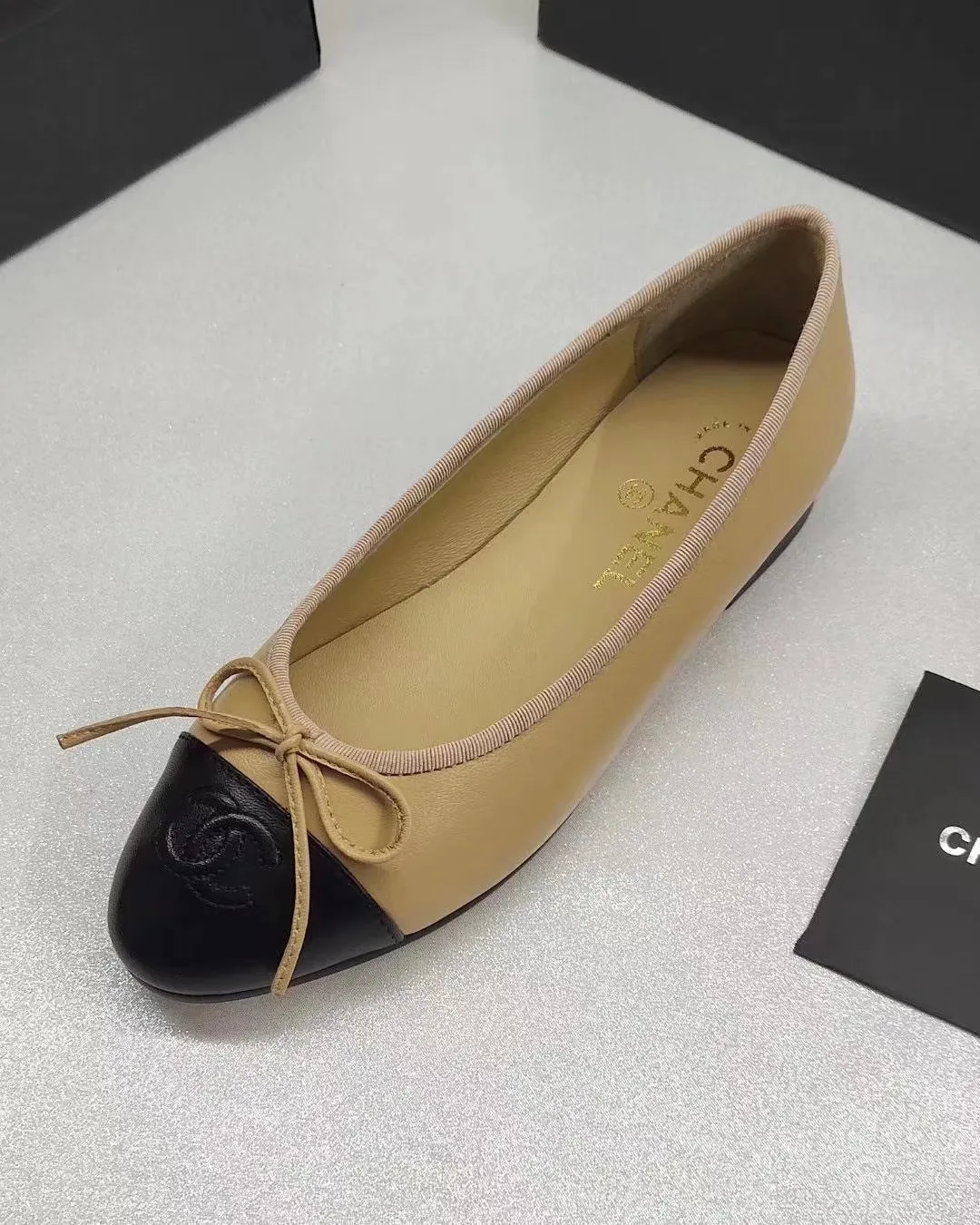 👟👟Ex-factory price 440👟👟 Chanel Chanel, ballet shoes, fashionable items, timeless classics, maintaining elegance. Exquisite style can be seen everywhere on the feet of celebrities and Internet celebrities. Luxury, replica of the popular original that will never fade away, upper; imported mixed sheepskin, inner sheepskin, size 35-41, genuine leather sole. There are too many colors for this type of fabric, please come to us for enquiries.